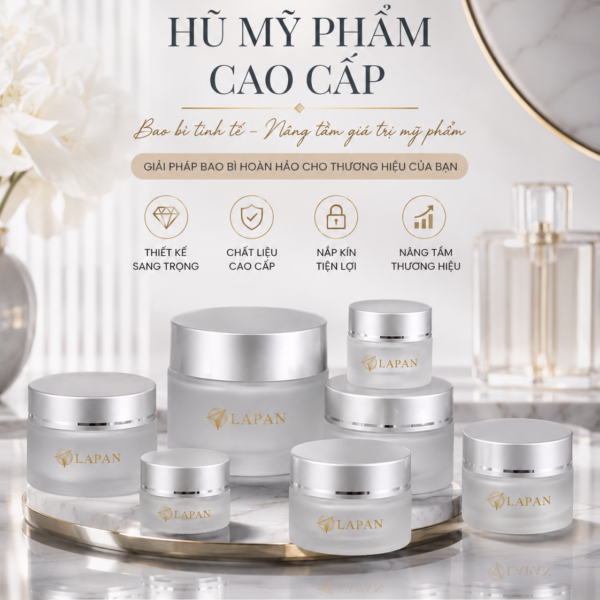 Hình ảnh hũ thủy tinh 50gr đựng mỹ phẩm LAPAN với thiết kế sang trọng, chất liệu thủy tinh cao cấp và nắp kín tiện lợi. Sản phẩm phù hợp dùng để đựng kem dưỡng, gel, mặt nạ, sáp dưỡng và các dòng mỹ phẩm chăm sóc da, giúp nâng tầm hình ảnh thương hiệu.