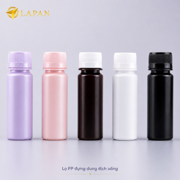 Hình ảnh sản phẩm lọ đựng nước uống trái cây 60ml với thiết kế nhỏ gọn, hiện đại và dễ sử dụng. Lọ có nhiều màu sắc tùy chỉnh như tím, hồng, nâu, trắng, đen, phù hợp với nhiều phong cách nhận diện thương hiệu khác nhau. Thiết kế thân lọ trơn, dễ dán nhãn, dễ in logo, phù hợp cho các dòng nước uống trái cây, nước cốt hoa quả, collagen nước, vitamin, nước yến và thực phẩm bổ sung dạng lỏng.