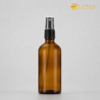 Hình ảnh chai xịt tinh dầu 50ml bằng thủy tinh màu hổ phách, thiết kế nhỏ gọn, sang trọng và dễ sử dụng. Chai có đầu xịt phun sương tiện lợi, nắp bảo vệ chắc chắn, phù hợp dùng để đựng tinh dầu, xịt thơm, xịt phòng, nước hoa mini, toner, dung dịch spa và các sản phẩm chăm sóc cá nhân dạng lỏng. Thân chai màu nâu hổ phách giúp sản phẩm nhìn chuyên nghiệp, tự nhiên và phù hợp với các thương hiệu tinh dầu, mỹ phẩm, thảo mộc cao cấp.